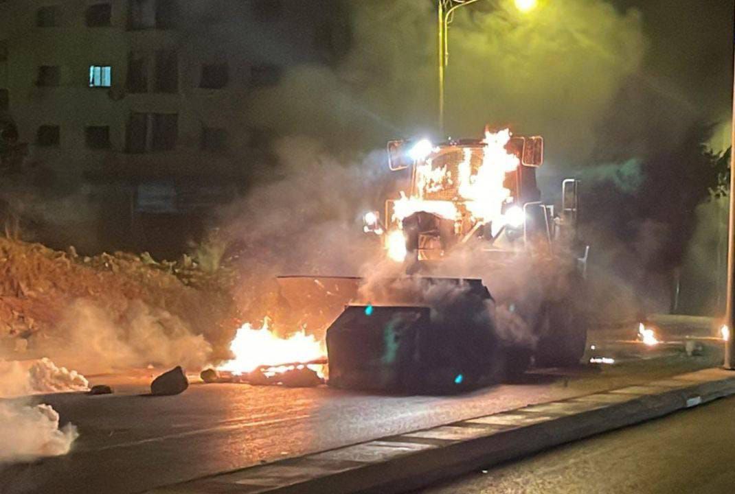 حدشوت حموت شبت النيران في آلية عسكرية تابعة للجيش بعد إلقاء زجاجات حارقة عليها شرق نابلس.