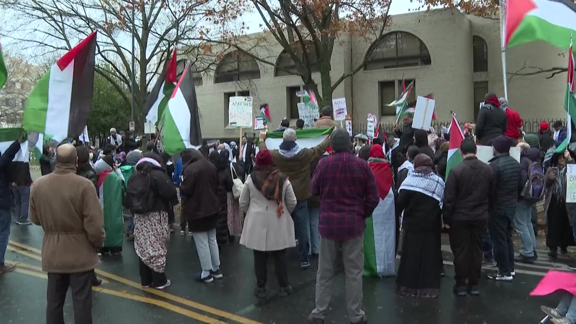 أمريكا تظاهرة أمام السفارة الاسرائيلية في واشنطن تضامنًا م...ة وتنديدًا بالعدوان عليها - snapshot 1.12