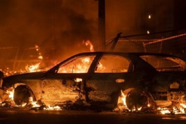 مستوطنون صهاينة يحرقون سيارة في الضفة الغربية